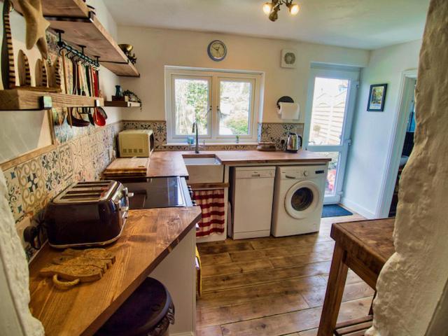 Knocker Cottage Is A 3 Bedroom Made Up Of 1 Double Bedroom And 2 Small Double Bedrooms In Small Village 10 Min To Beaches Camborne Dış mekan fotoğraf